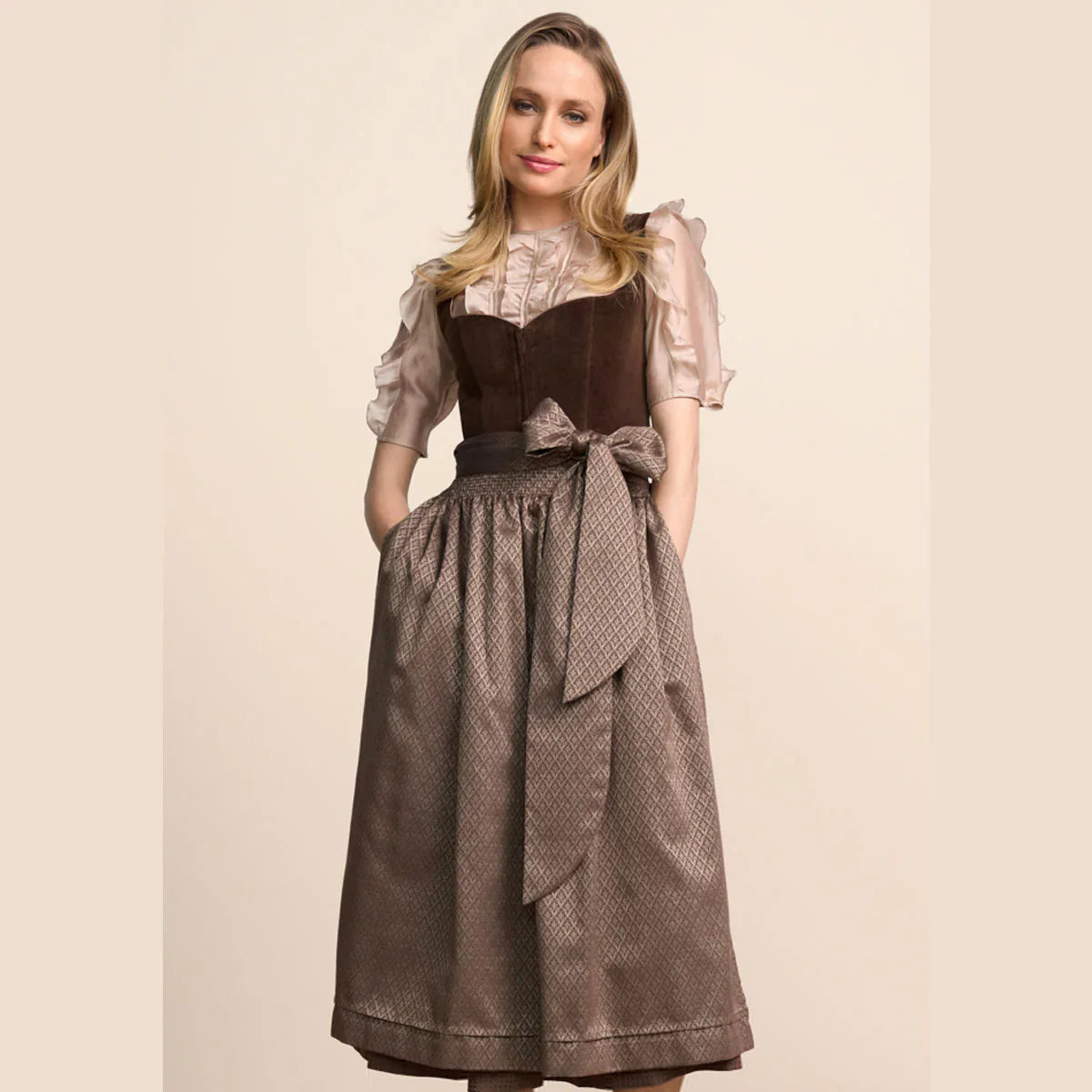 Elegantes Dirndl in Braun – traditionelles Trachtenkleid in warmen Naturtönen für festliche Anlässe