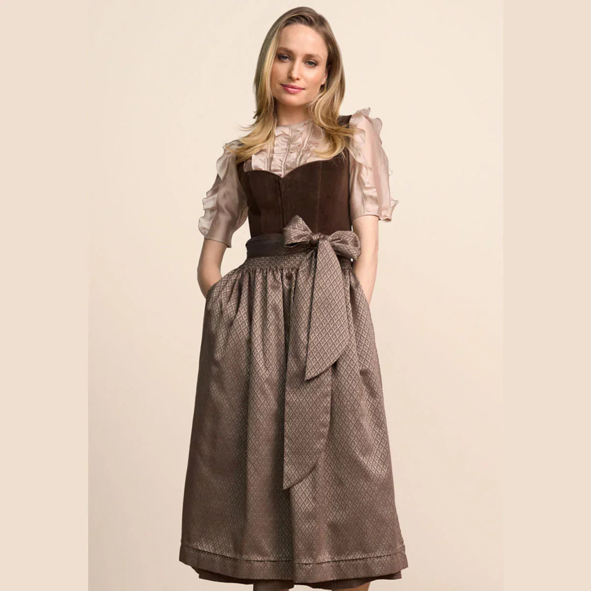Braune Dirndl – traditionelles Trachtenkleid in warmen Naturtönen für festliche Anlässe