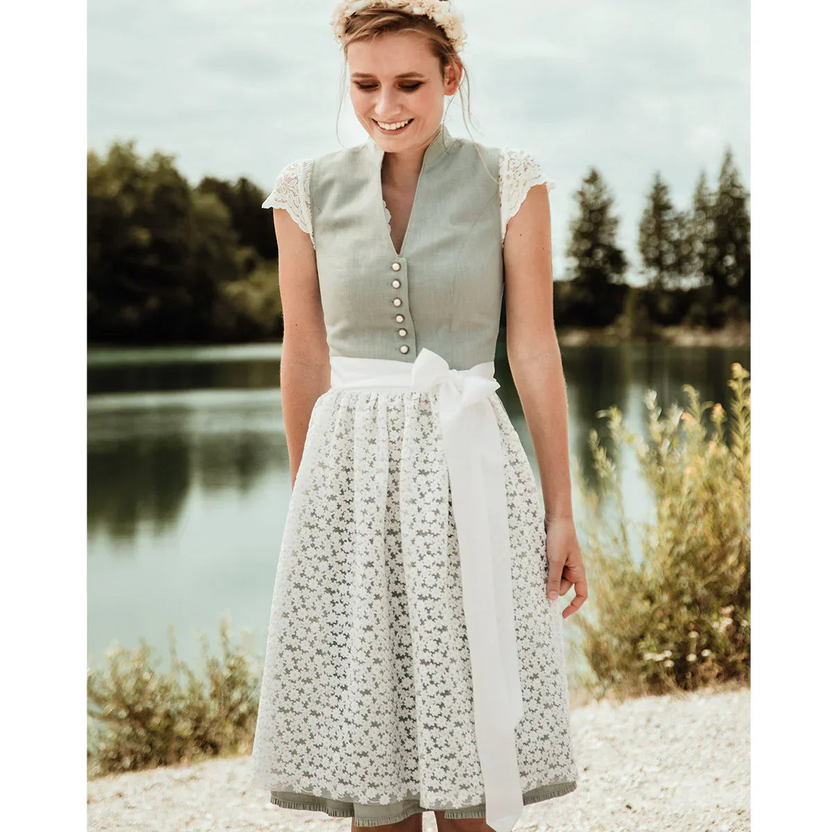 Modernes Leinendirndl in Grün mit Schürze
