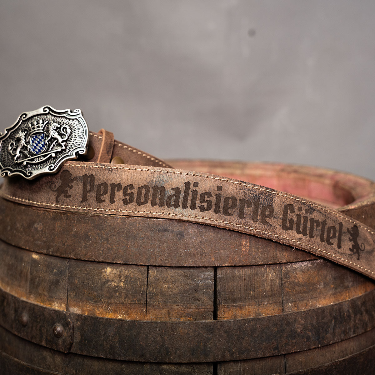 Individuelle Ledergürtel mit deinen Initialen oder Logo graviert. Ohne Mindestbestellmenge ab 1 Stk. für dich hergestellt. Perfekt als Weihnachtsgeschenk oder Geburtstagsgeschenk