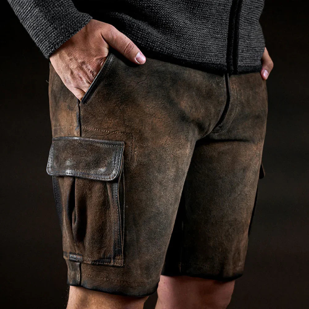 Traditionelle bayerische Herren Lederhose aus robustem Echtleder in großen Größen, perfekt kombiniert mit Trachtenhemd