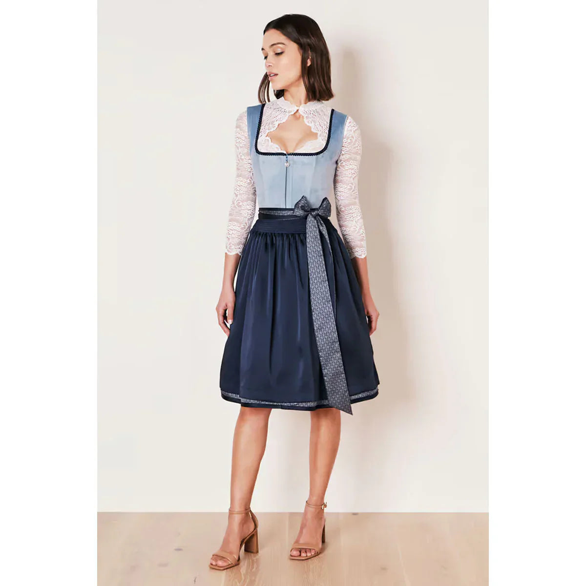 Traditionelles blaues Krüger Dirndl