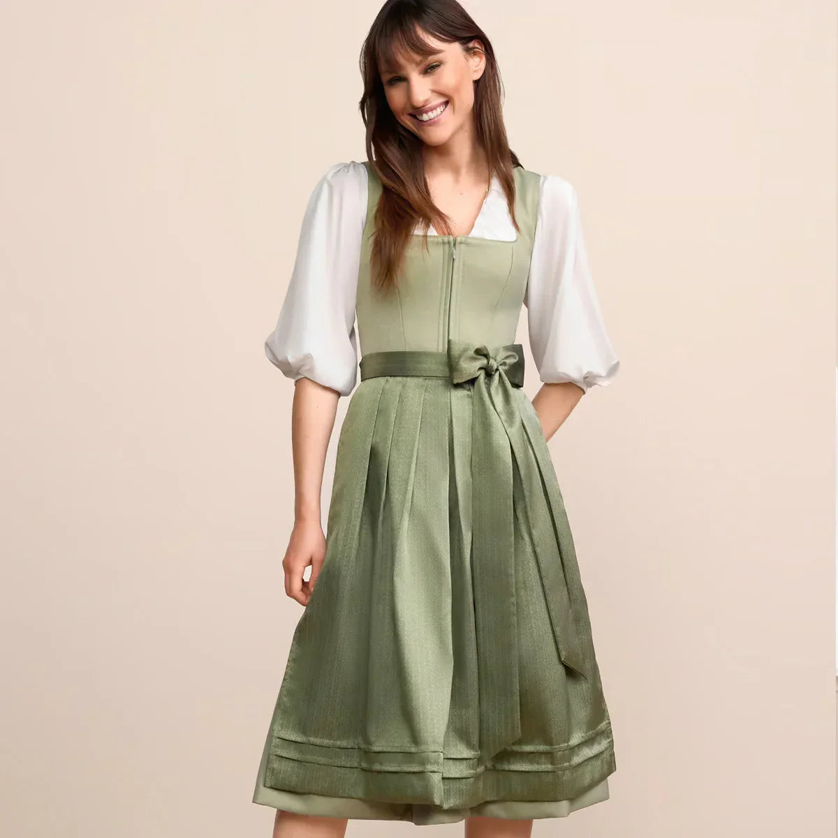 Modernes Krüger Dirndl in hellem Grün