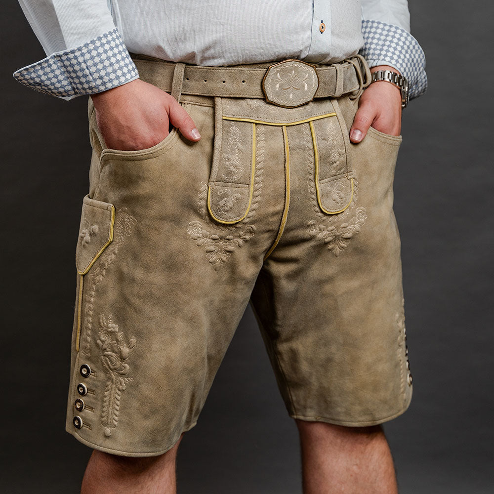 Lederhosen in Übergröße. Bei Datschi Trachten findest du echte bayerische Lederhosen bis Größe 72