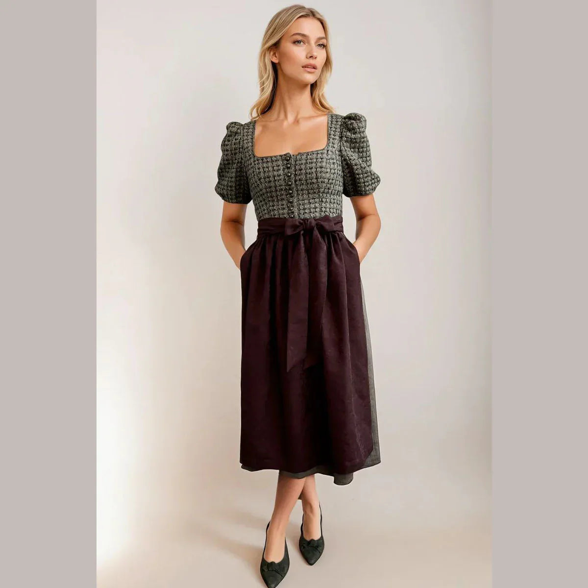 Hochgeschlossenes MarJo Dirndl – elegante Damen-Tracht