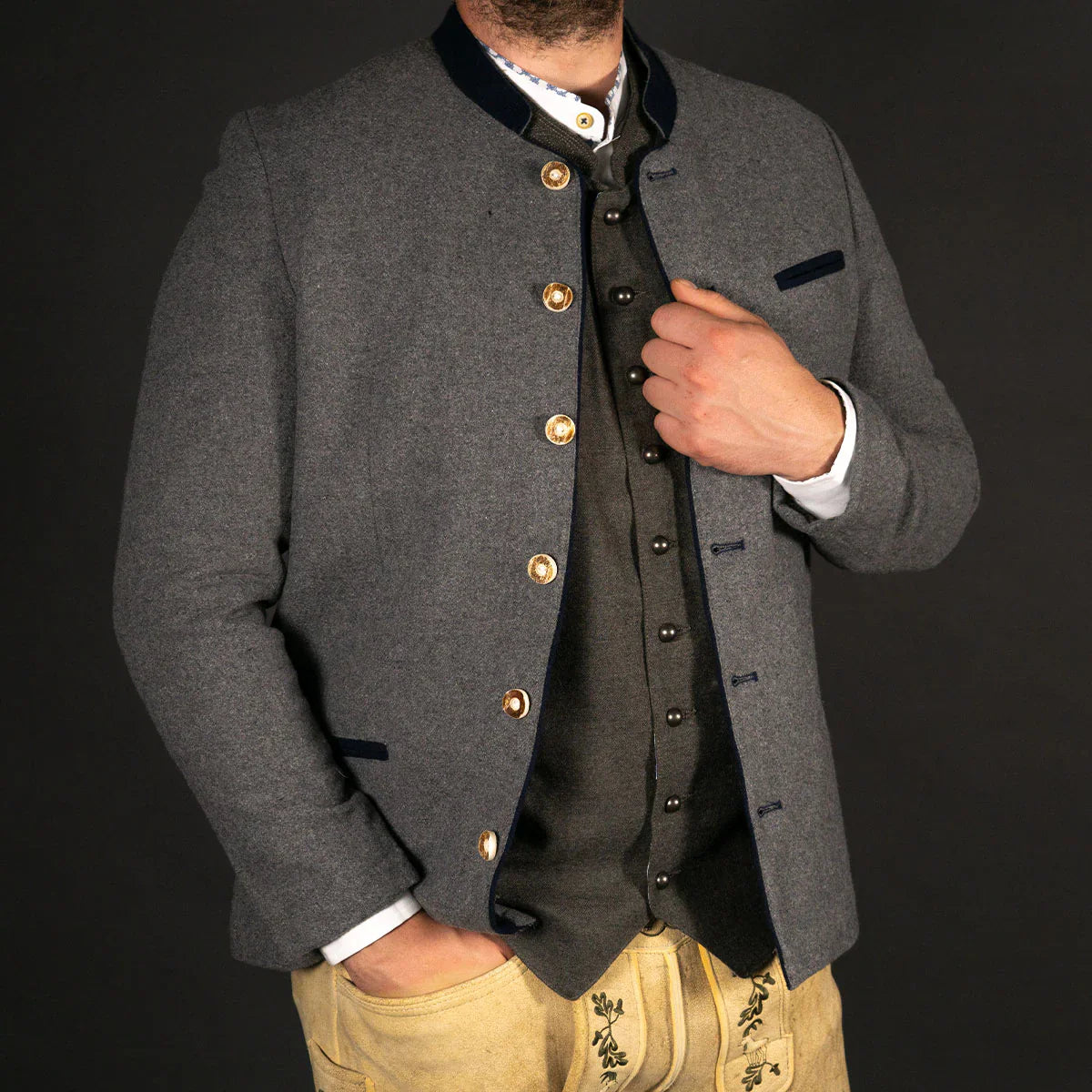 Trachtenjacke aus Wolle mit traditionellen Knöpfen und klassischem Schnitt.