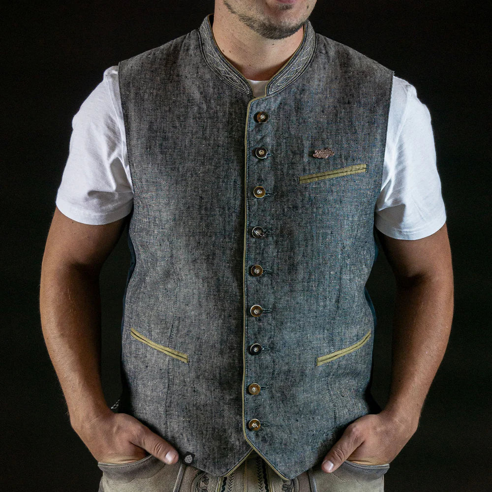 Klassisch elegante Herren Trachtenweste aus der Standardkollektion kombiniert mit Lederhose und Trachtenhemd