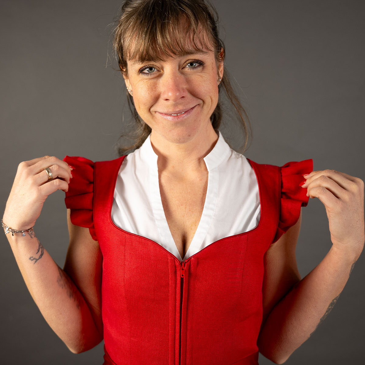 Elli & Juliette Dirndl. Modern, hochwertig und ein echter Hingucker für alle Damen die ein schönes Dirndl suchen