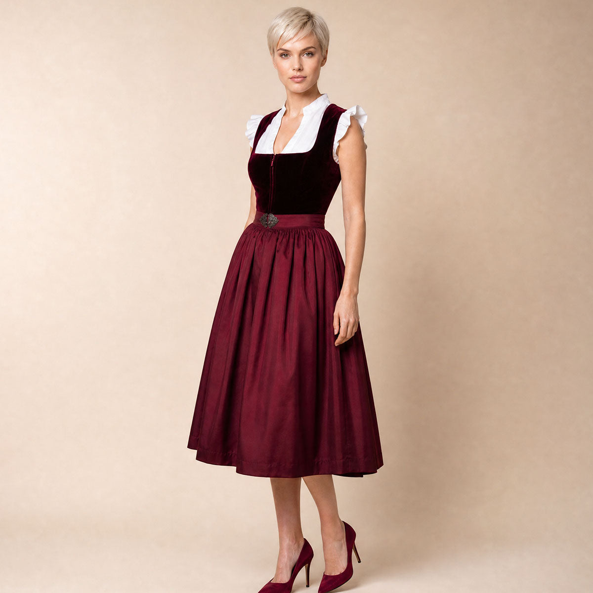 Elli & Juliette Dirndl Weinrot mit eleganter Schürze und hochwertigem Trachtenkleid für Oktoberfest und festliche Anlässe