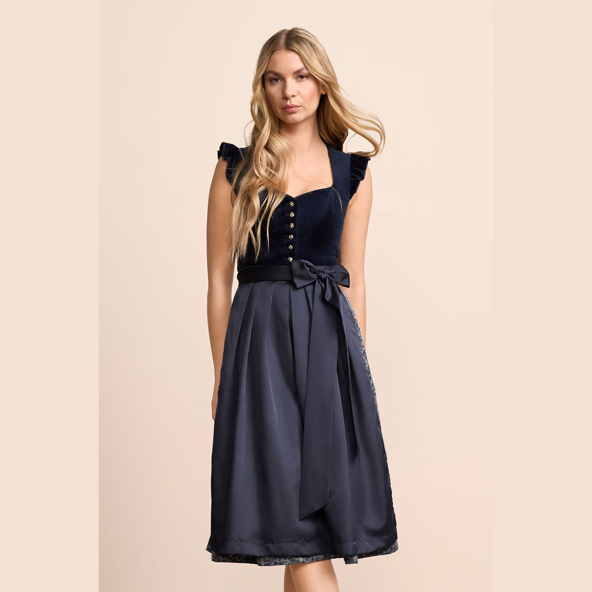 Elegantes Krüger Dirndl mit Flügelärmeln