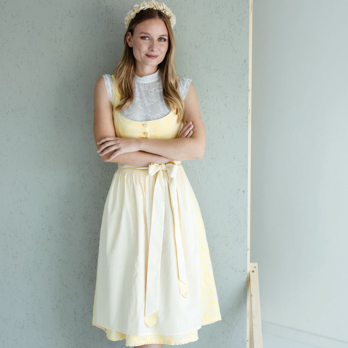 Alpenfee Dirndl Alma Gelb Blumenmuster 70cm Mieder Muster: Blumen Rock Muster: Blumen Schürzen Muster: Einfarbig Ausschnitt: Gerader Ausschnitt, Balkonett Ausschnitt