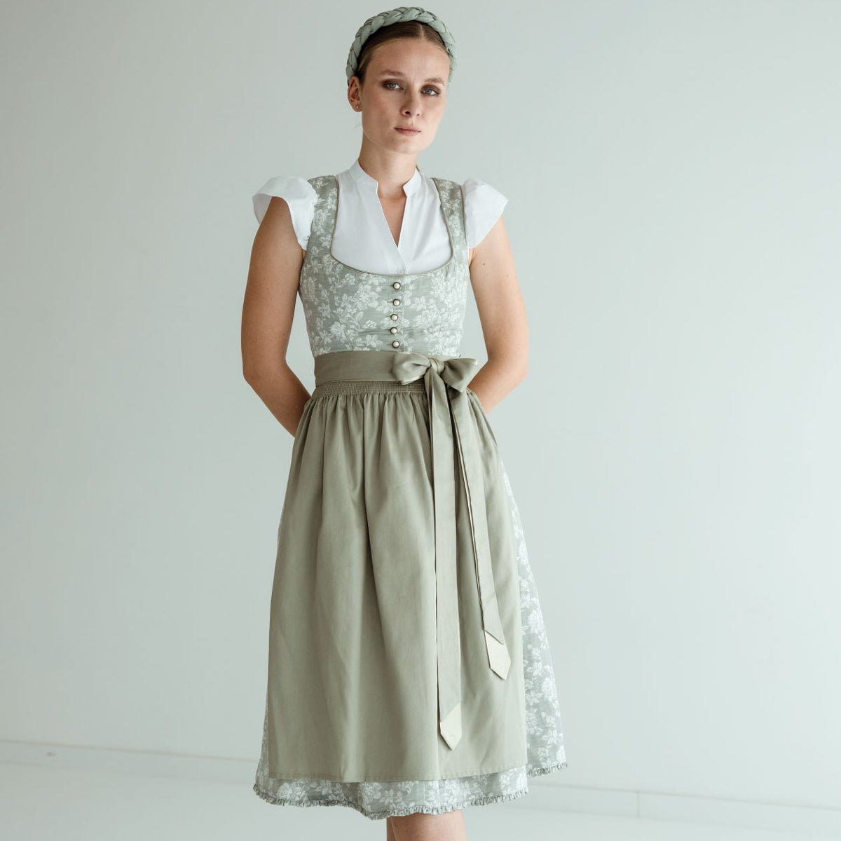 Alpenfee Dirndl Alma Mint Grün Blumenmuster 70cm Mieder Muster: Blumen Rock Muster: Blumen Schürzen Muster: Einfarbig Ausschnitt: Gerader Ausschnitt, Balkonett Ausschnitt