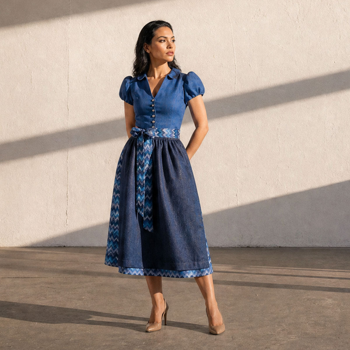 Elli & Juliette Dirndl Bobbi Ophelia Mittelblau mit Puffarm 70cm