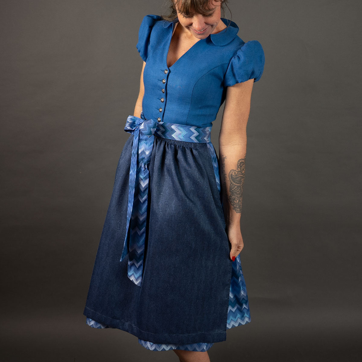 Elli & Juliette Dirndl Bobbi Ophelia Mittelblau mit Puffarm - Datschi Trachten