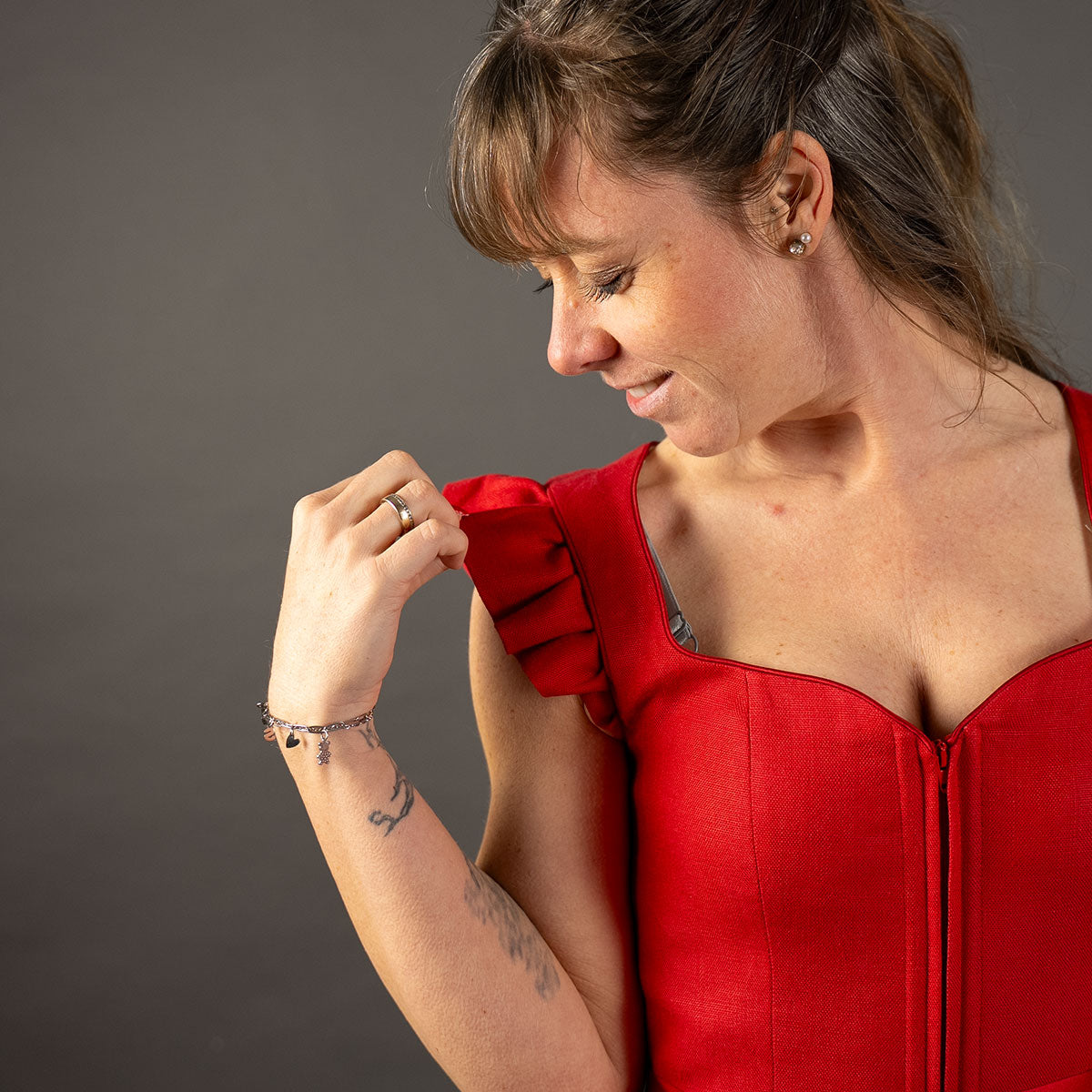 Elli & Juliette Dirndl Fiona Soraya Rot mit abnehmbarem Flügelarm 70 cm - Datschi Trachten