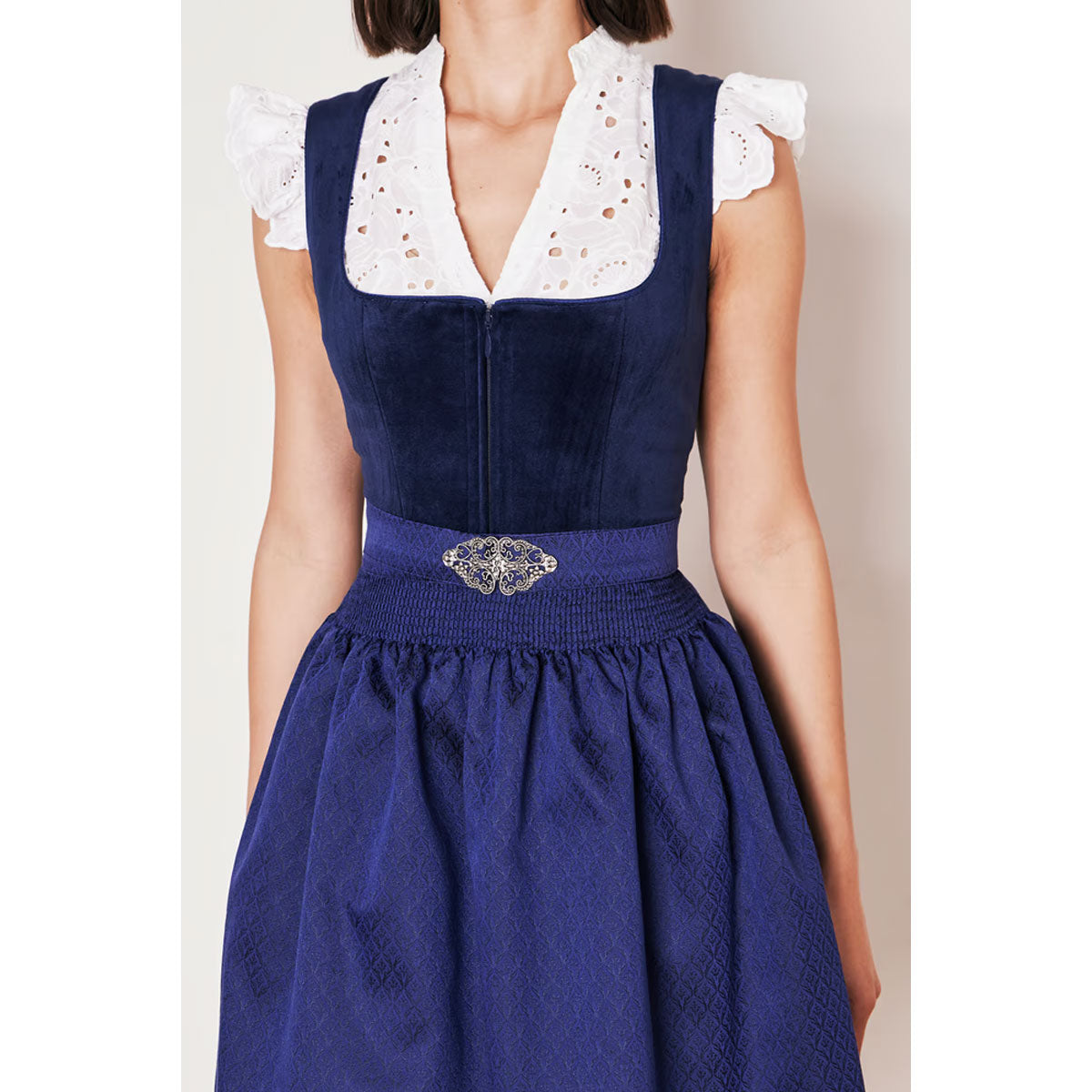 Krüger Dirndl Alisha Blau Kurz 50cm Mieder Muster: Einfarbig, Samt Rock Muster: Gestreift Schürzen Muster: Ornamente, Gitter Ausschnitt: Gerader Ausschnitt, Balkonett Ausschnitt