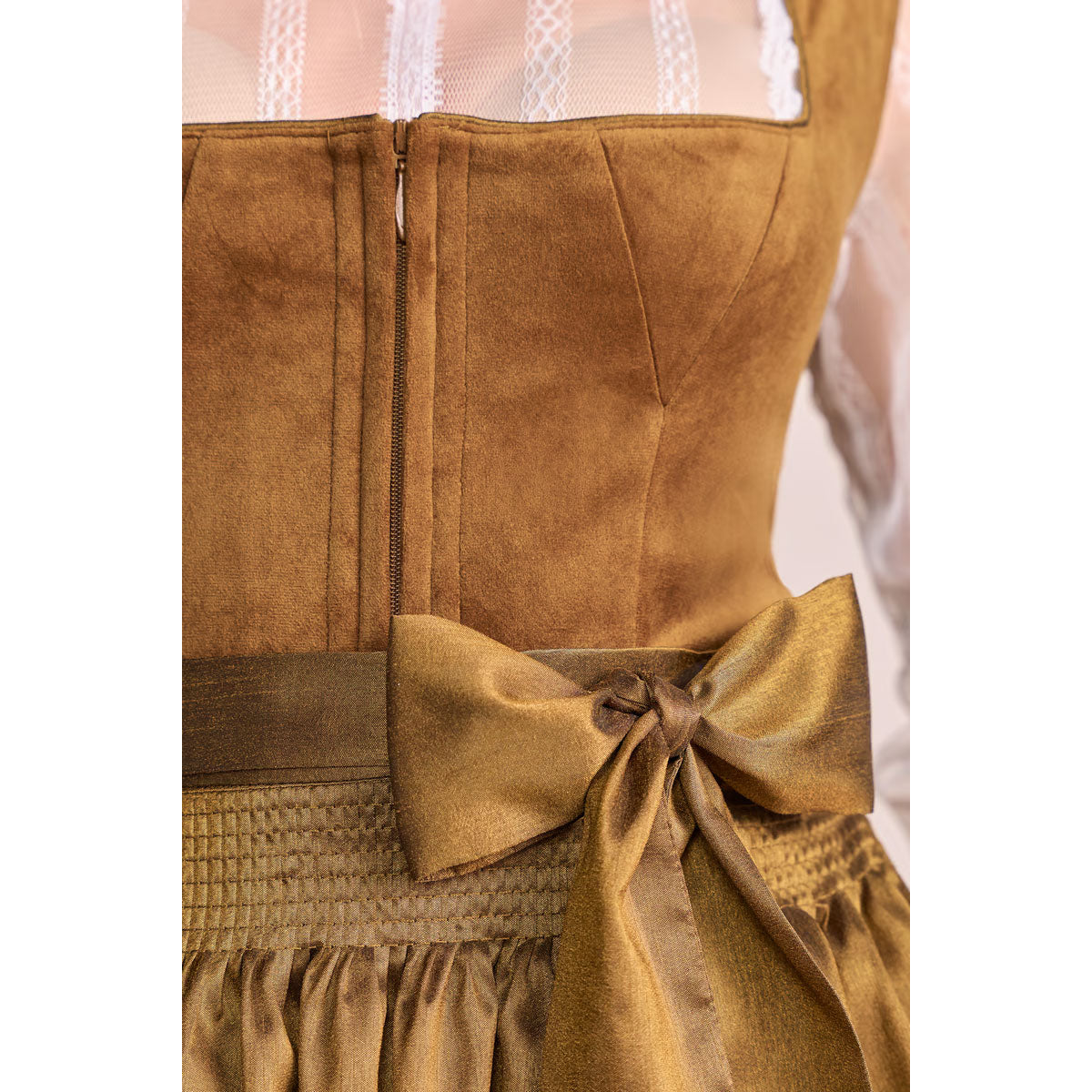 Krüger Dirndl Suzanne Braun Dreiecks-Naht 70cm Mieder Muster: Einfarbig, Samt Rock Muster: Einfarbig Schürzen Muster: Einfarbig Ausschnitt: Gerader Ausschnitt, Balkonett Ausschnitt