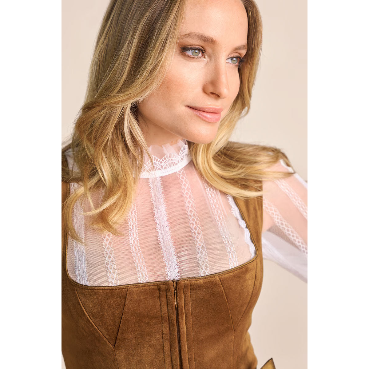 Krüger Dirndl Suzanne Braun Dreiecks-Naht 70cm - Datschi Trachten