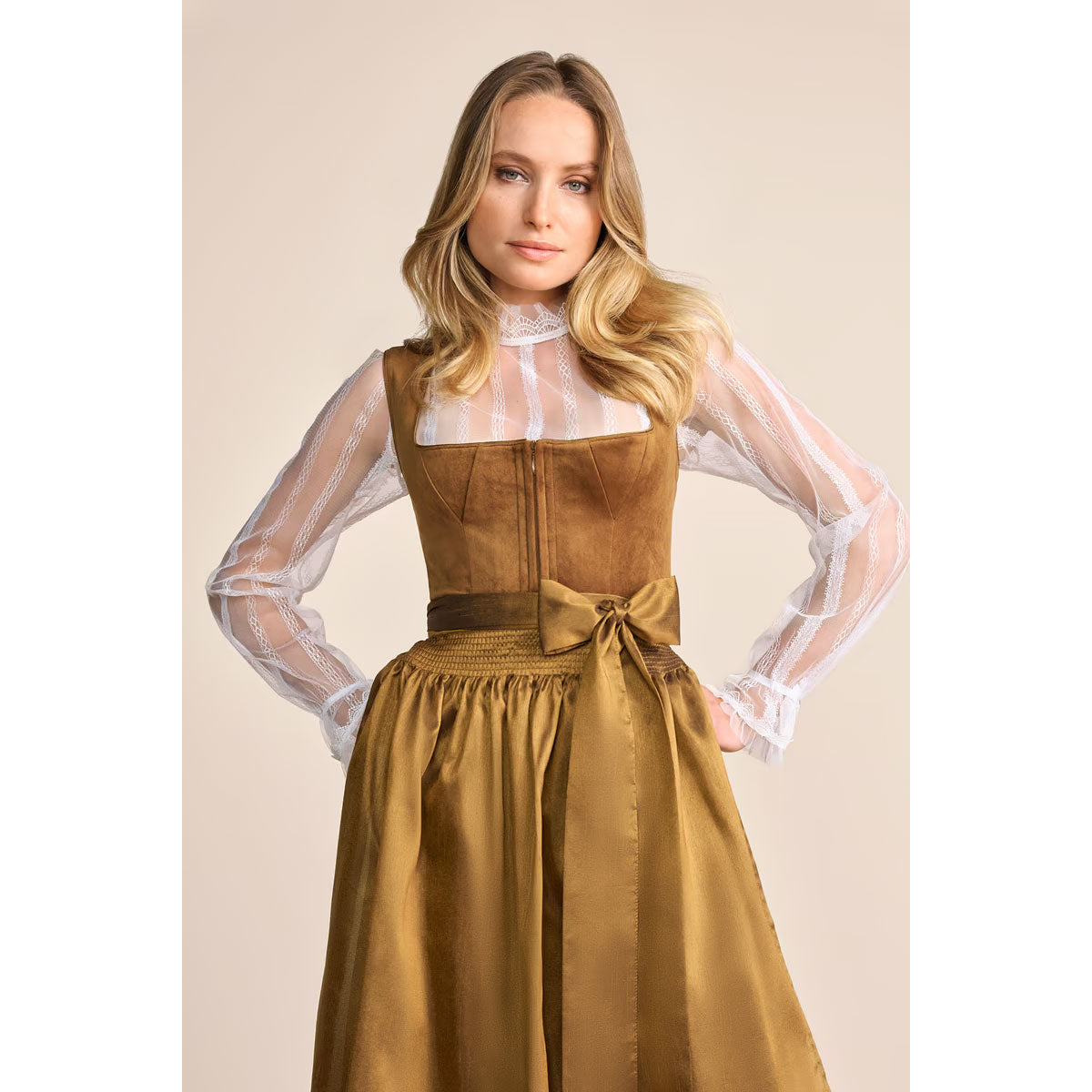 Krüger Dirndl Suzanne Braun Dreiecks-Naht 70cm - Datschi Trachten