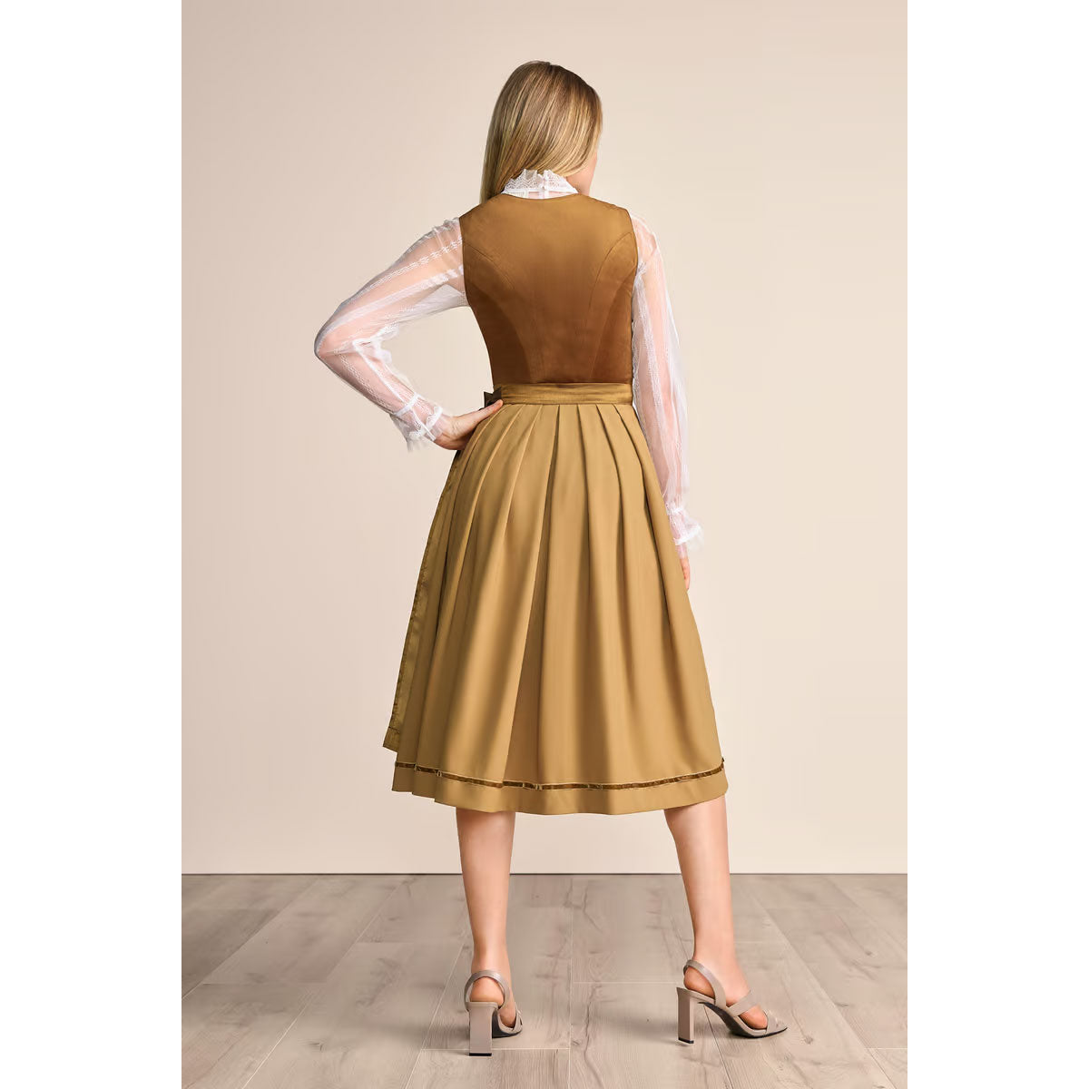 Krüger Dirndl Suzanne Braun Dreiecks-Naht 70cm mit Beidseitige Eingriffstaschen im Rock und Elegant Design Dirndl Längentyp Midi (60-75cm)