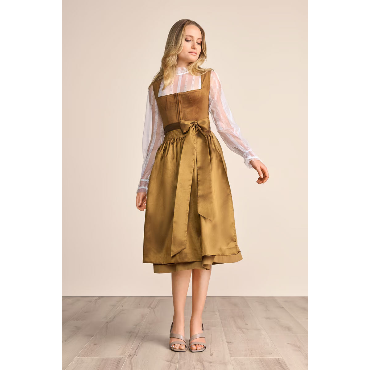 Krüger Dirndl Suzanne Braun Dreiecks-Naht 70cm mit Reißverschluss und Schleife Farbe: Gelb,  Braun,  Gold