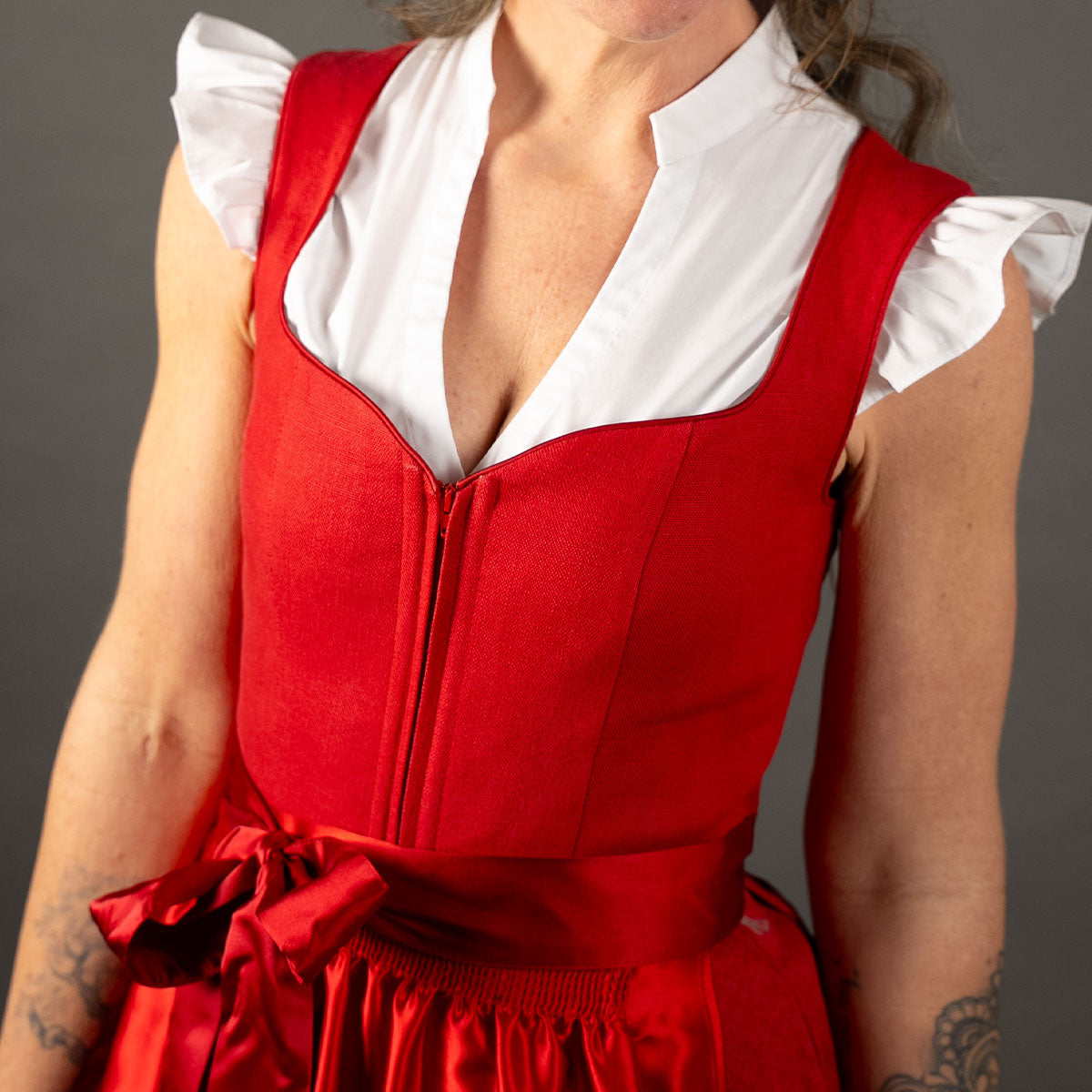 Elli & Juliette Dirndl Fiona Soraya Rot mit abnehmbarem Flügelarm 70 cm - Datschi Trachten