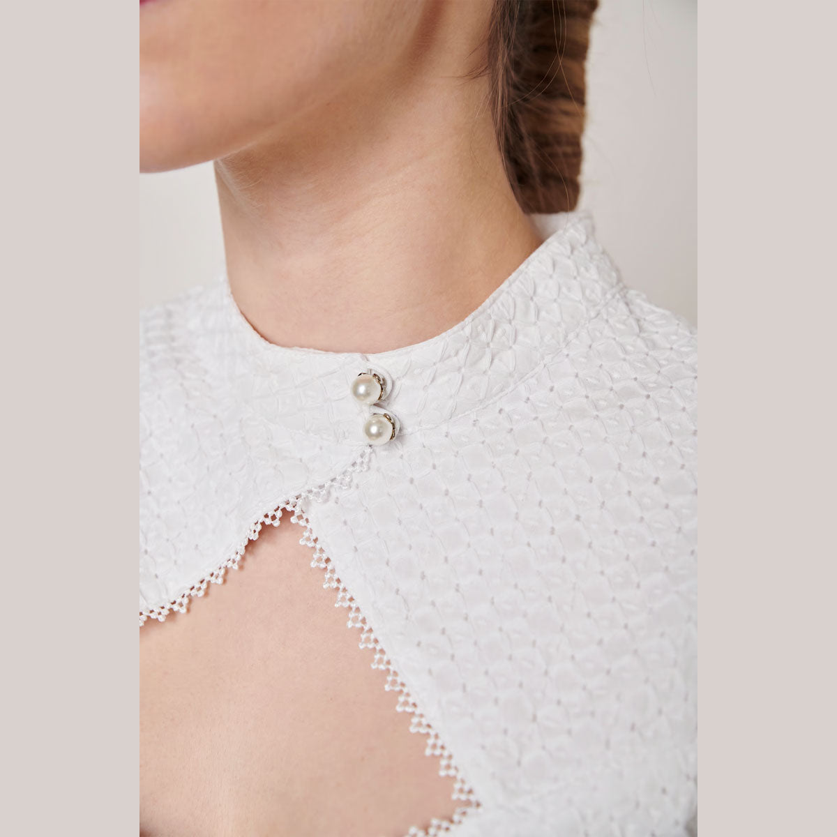 Krüger Dirndlbluse Mine Ecru Diamantförmiger Ausschnitt - Datschi Trachten