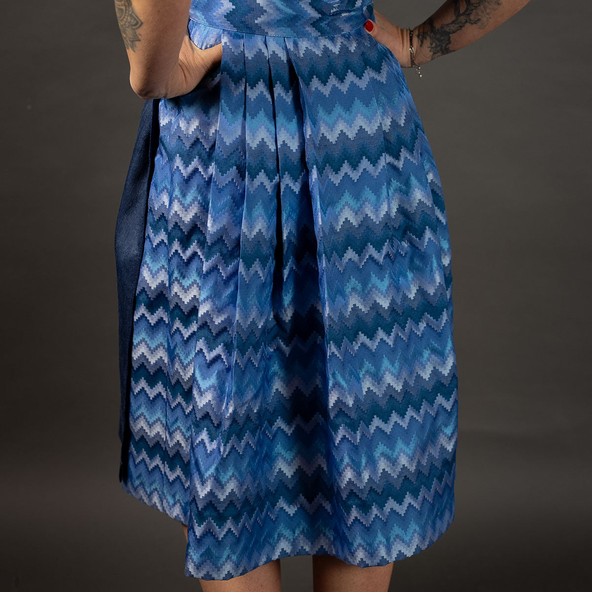 Elli & Juliette Dirndl Bobbi Ophelia Mittelblau mit Puffarm 70cm