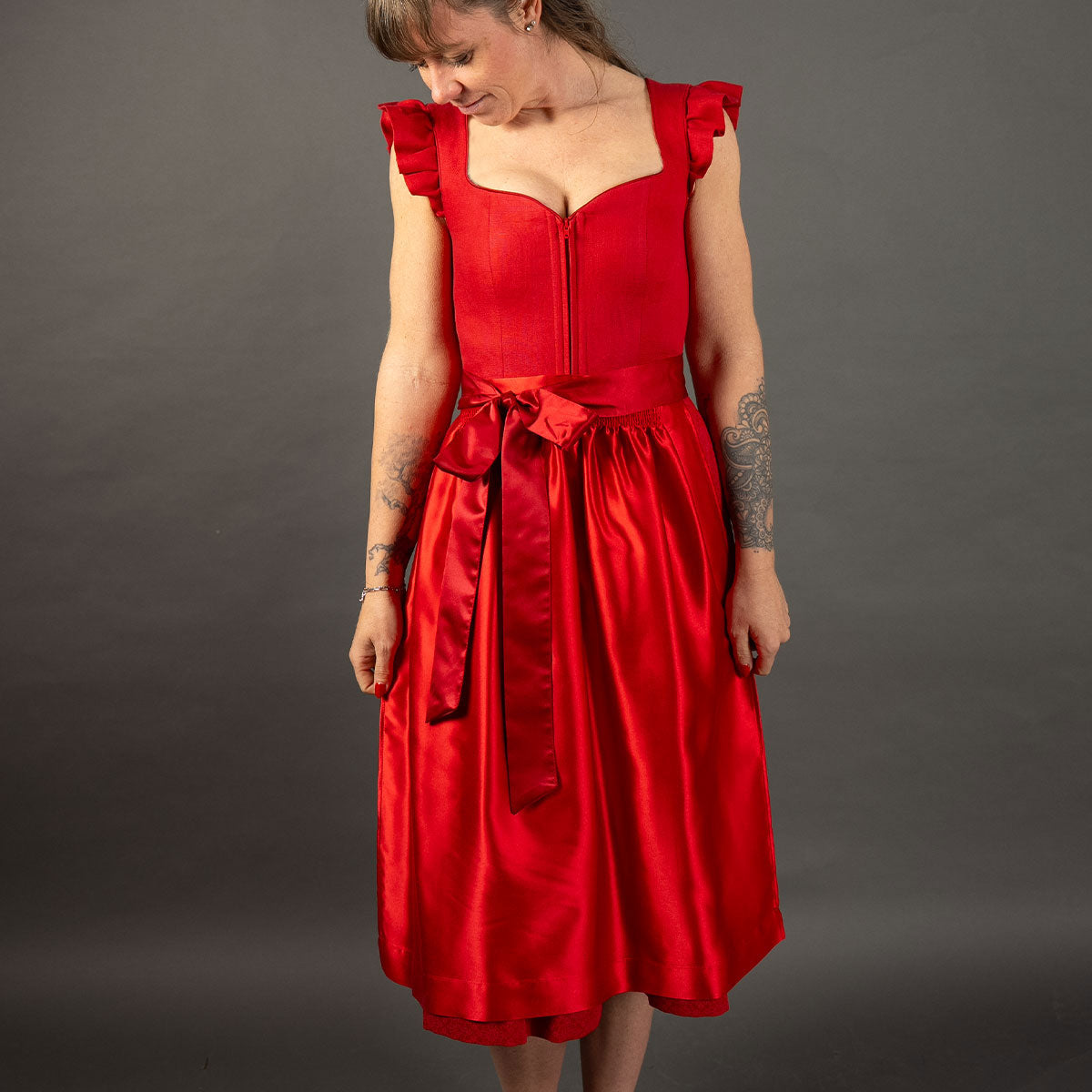 Elli & Juliette Dirndl Fiona Soraya Rot mit abnehmbarem Flügelarm 70 cm - Datschi Trachten