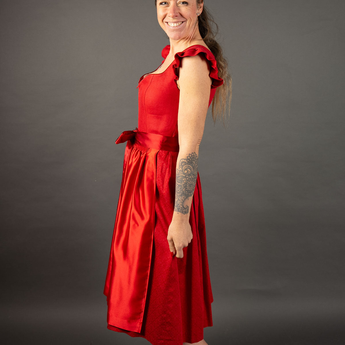 Elli & Juliette Dirndl Fiona Soraya Rot mit abnehmbarem Flügelarm 70 cm - Datschi Trachten