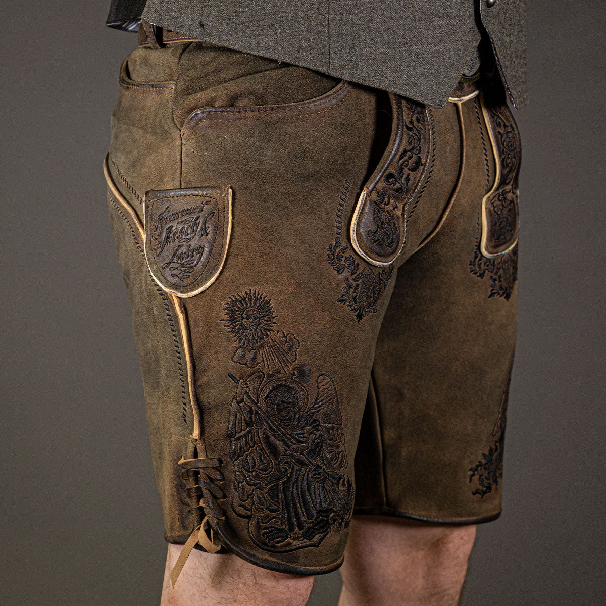 Himmel Arsch und Zwirn Lederhose St. Virtus Rustik Panther Schwarz - Datschi Trachten