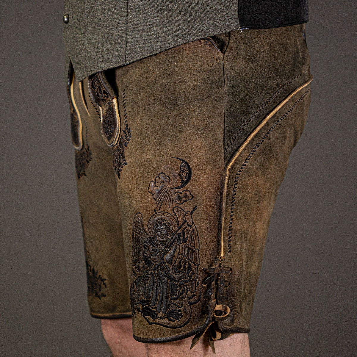 Himmel Arsch und Zwirn Lederhose St. Virtus Rustik Panther Schwarz - Datschi Trachten