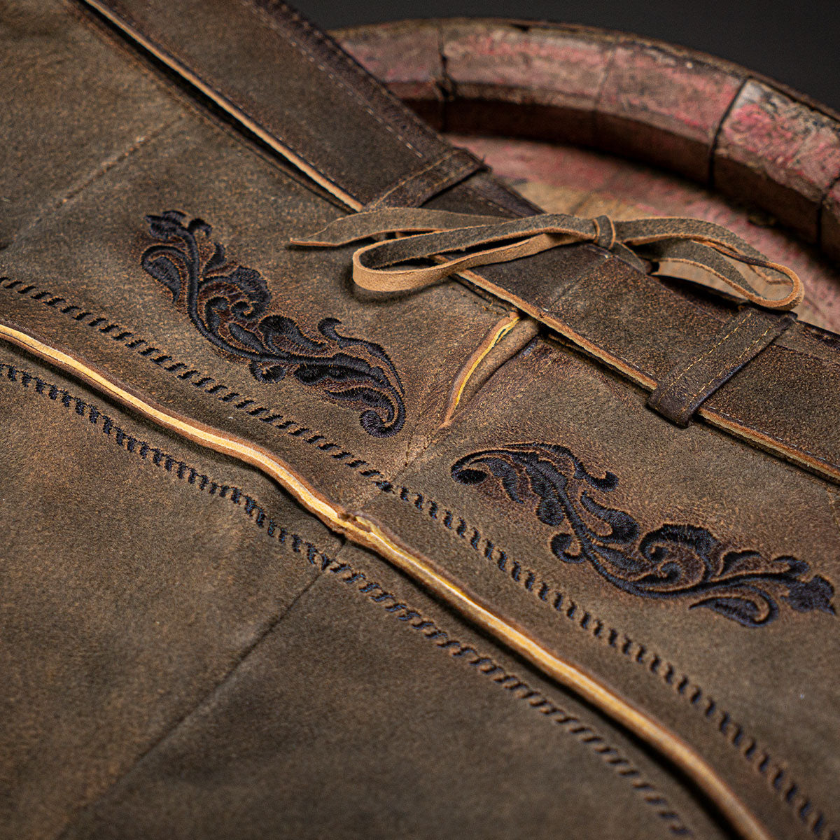 Himmel Arsch und Zwirn Lederhose St. Virtus Rustik Panther Schwarz - Datschi Trachten