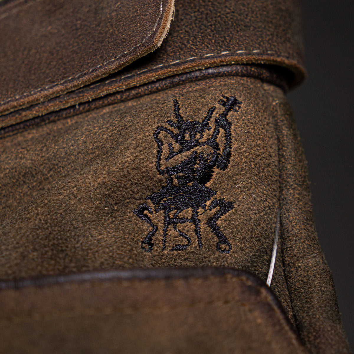 Himmel Arsch und Zwirn Lederhose St. Virtus Rustik Panther Schwarz - Datschi Trachten