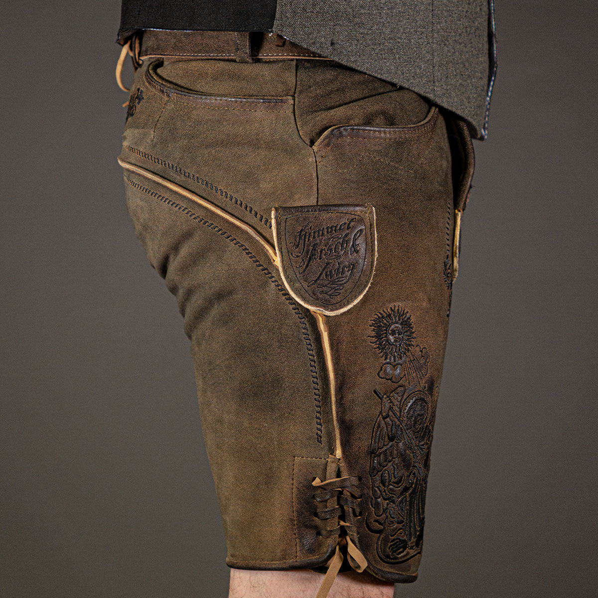 Himmel Arsch und Zwirn Lederhose St. Virtus Rustik Panther Schwarz - Datschi Trachten