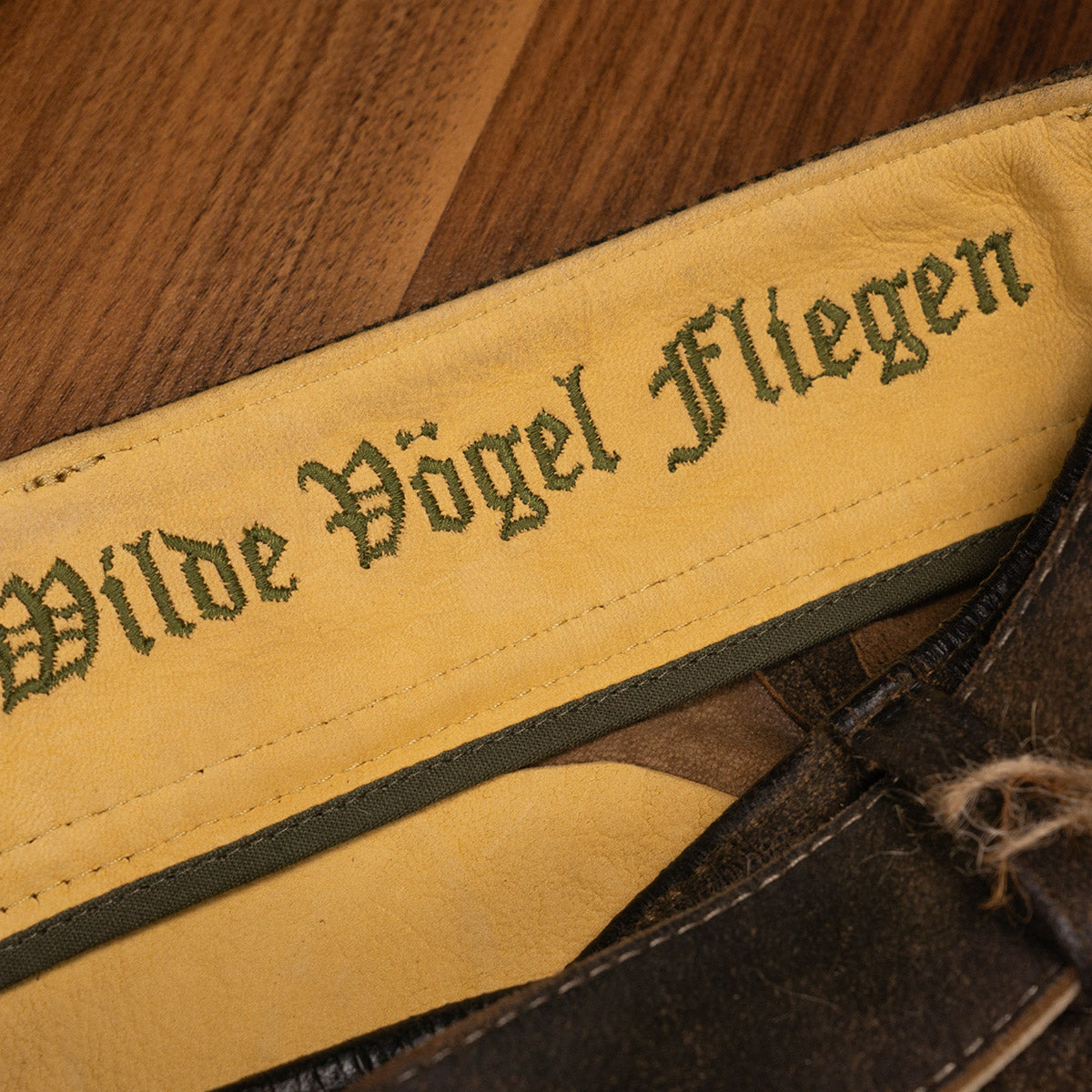 Himmel Arsch und Zwirn Lederhose Sonntagshose Rustik Tabak Champagne - Datschi Trachten