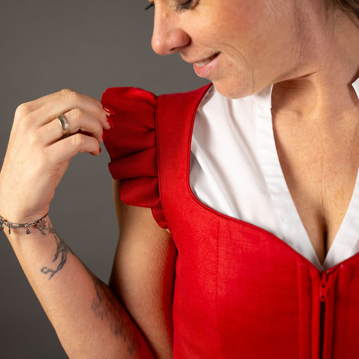 Elli & Juliette Dirndl Fiona Soraya Rot mit abnehmbarem Flügelarm 70 cm - Datschi Trachten