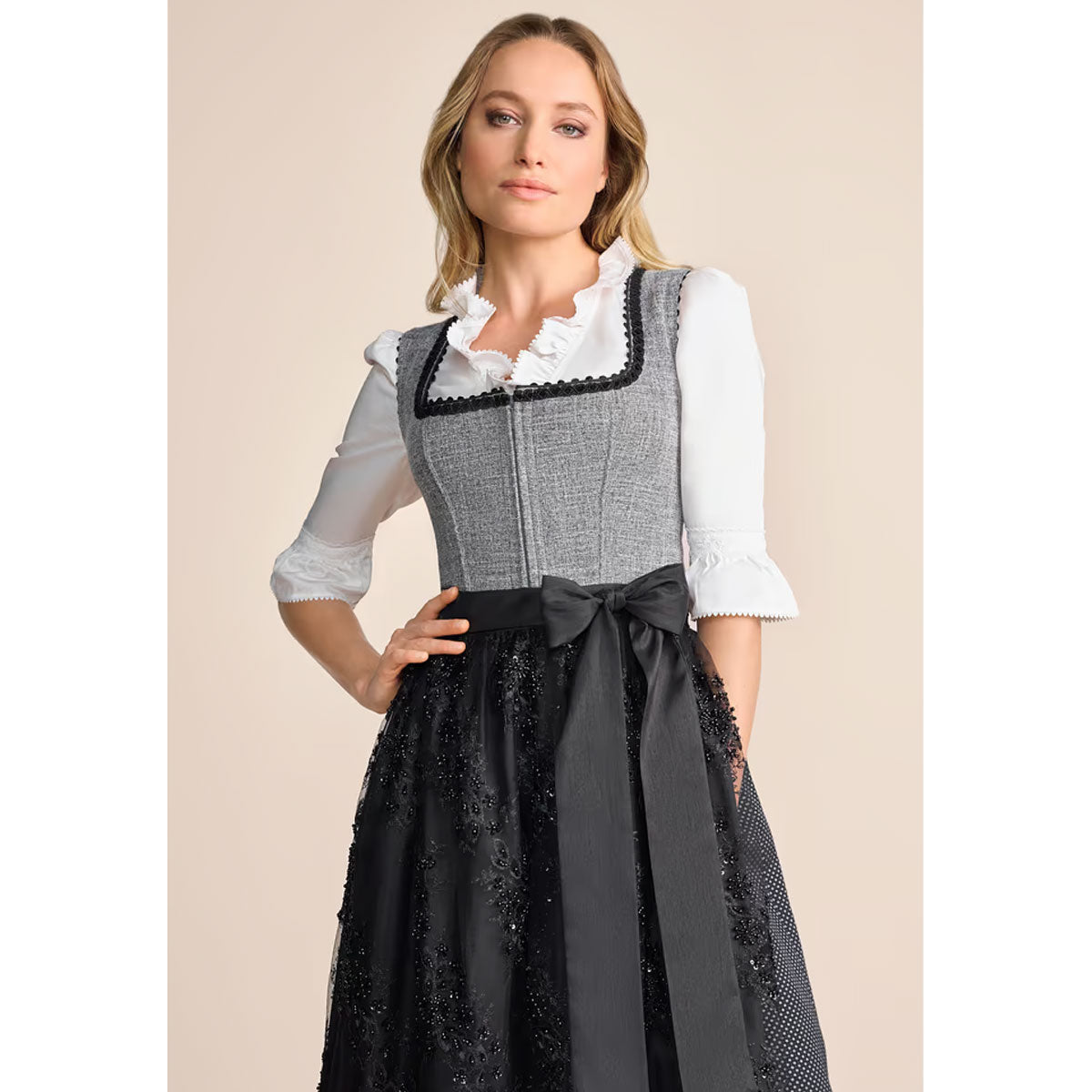 Krüger Dirndl Ashly Schwarz Grau Modern 70cm mit Beidseitige Eingriffstaschen im Rock, Borte und Elegant Design Dirndl Längentyp Midi (60-75cm)