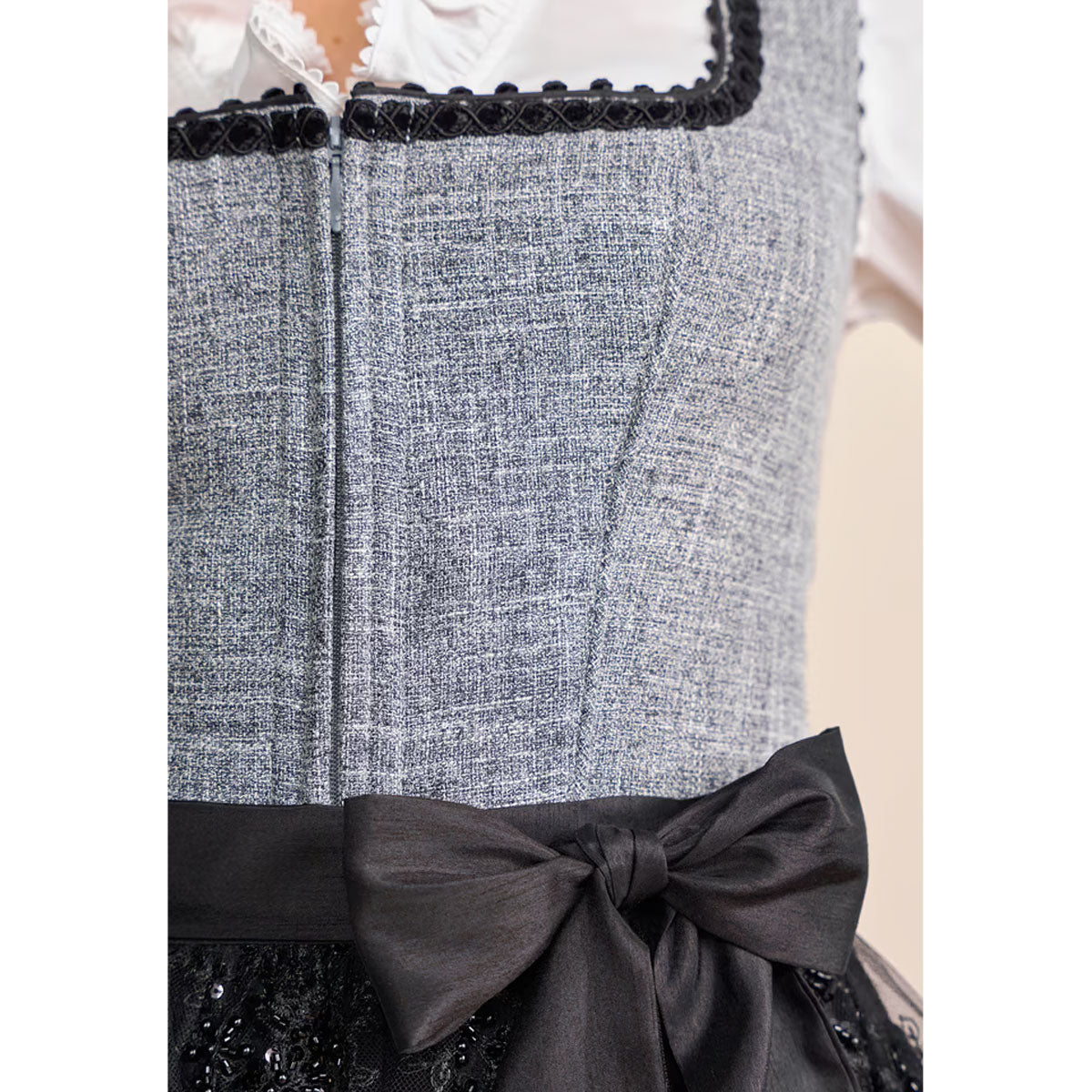Krüger Dirndl Ashly Schwarz Grau Modern 70cm Mieder Muster: Einfarbig, Gitter Rock Muster: Ornamente Schürzen Muster: Ornamente, Blumen Ausschnitt: Gerader Ausschnitt, Balkonett Ausschnitt