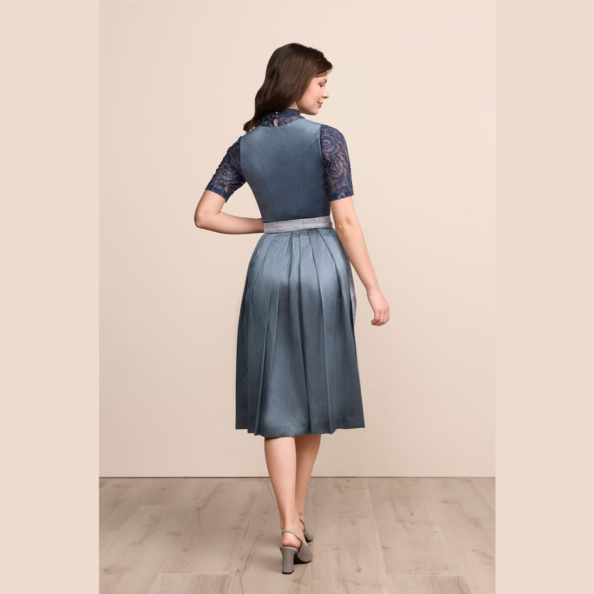 Krüger Dirndl Aurela Hellblau Samt Reißverschluss 70cm - Datschi Trachten