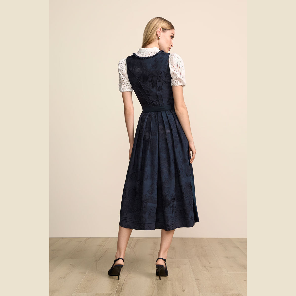 Krüger Dirndl Calyssia Marine schimmernde Ornamente 80cm