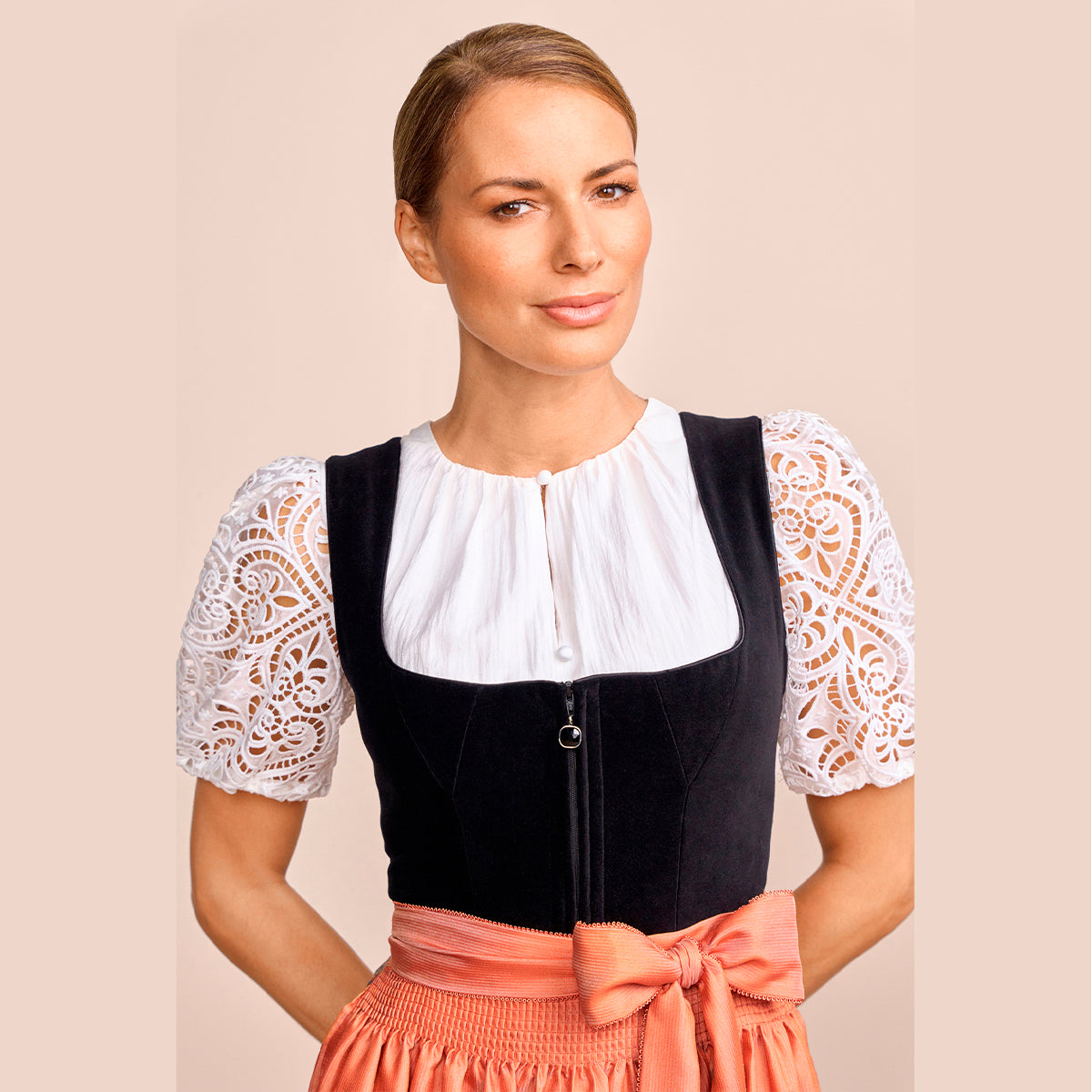 Krüger Dirndl Jacinta Schwarz Orange Blumenrock 80cm Mieder Muster: Einfarbig, Samt Rock Muster: Blumen, Ornamente, Bunt Schürzen Muster: Einfarbig, Gestreift Ausschnitt: Gerader Ausschnitt, Balkonett Ausschnitt