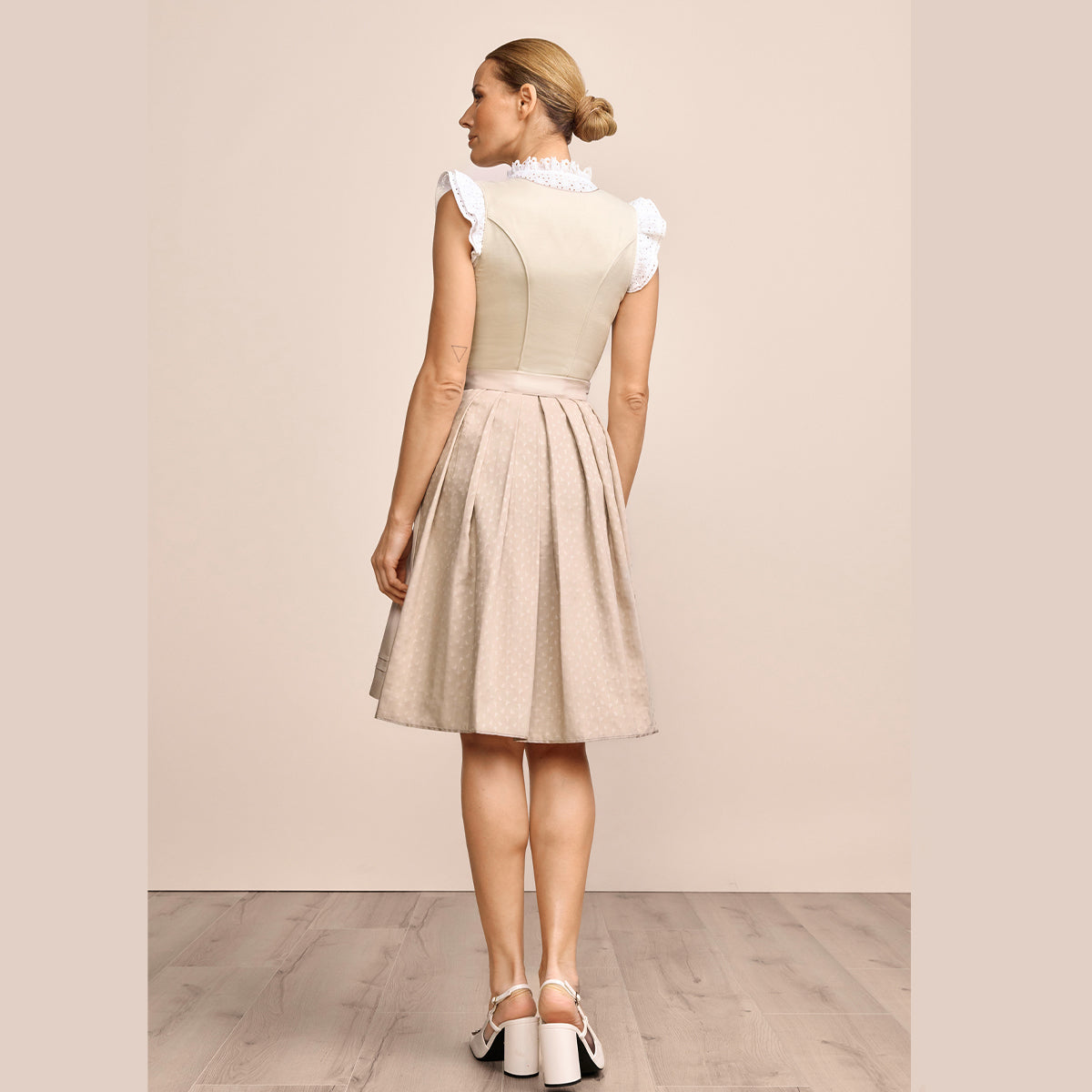 Krüger Dirndl Lillemor Beige Reißverschluss 70cm mit Beidseitige Eingriffstaschen im Rock und Elegant Design Dirndl Längentyp Midi (60-75cm)