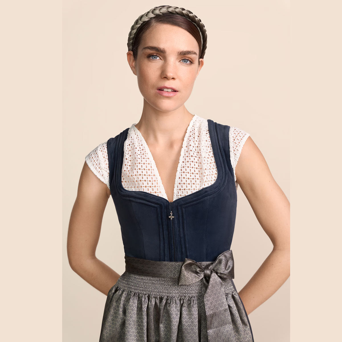 Krüger Dirndl Lioraen Marine Stehbiesen 70cm - Datschi Trachten