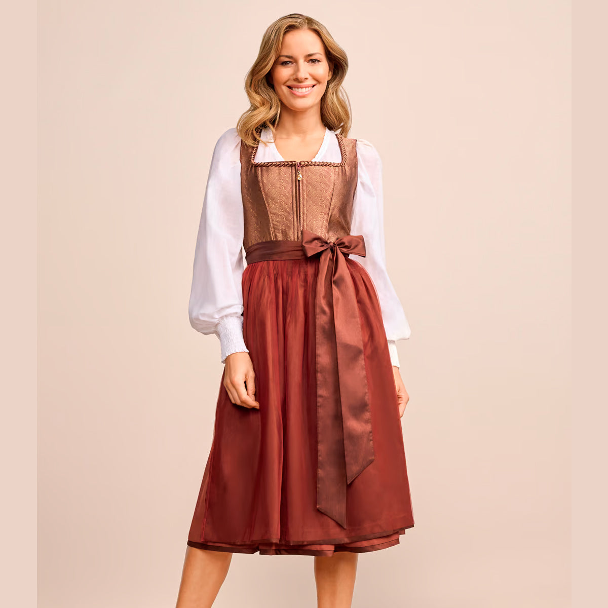 Krüger Dirndl Tamika Rost Braun Bronze Elegant 70cm Mieder Muster: Ornamente Rock Muster: Einfarbig Schürzen Muster: Einfarbig Ausschnitt: Gerader Ausschnitt, Balkonett Ausschnitt