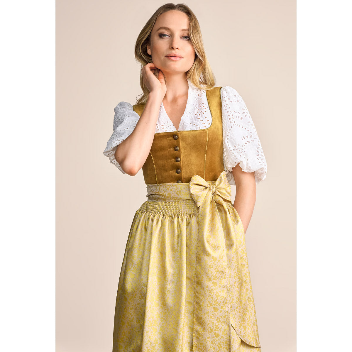 Krüger Dirndl Tuana Gold Samt 70cm mit Beidseitige Eingriffstaschen im Rock und Elegant, Bunt Design Dirndl Längentyp Midi (60-75cm)