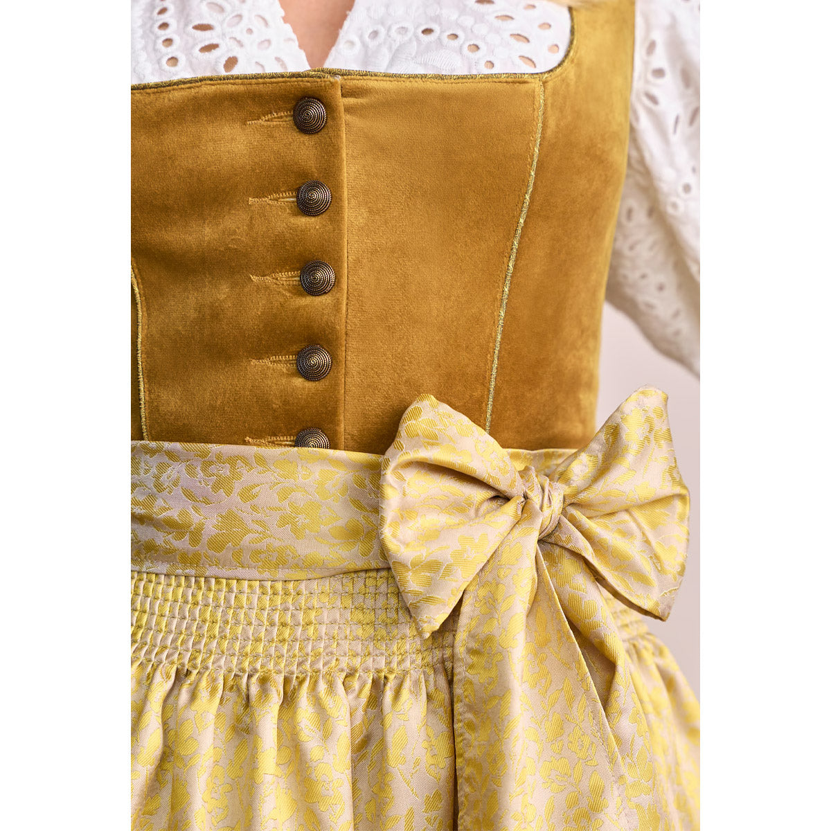 Krüger Dirndl Tuana Gold Samt 70cm Mieder Muster: Einfarbig, Samt Rock Muster: Blumen, Ornamente Schürzen Muster: Streublumenmuster Ausschnitt: Gerader Ausschnitt, Balkonett Ausschnitt