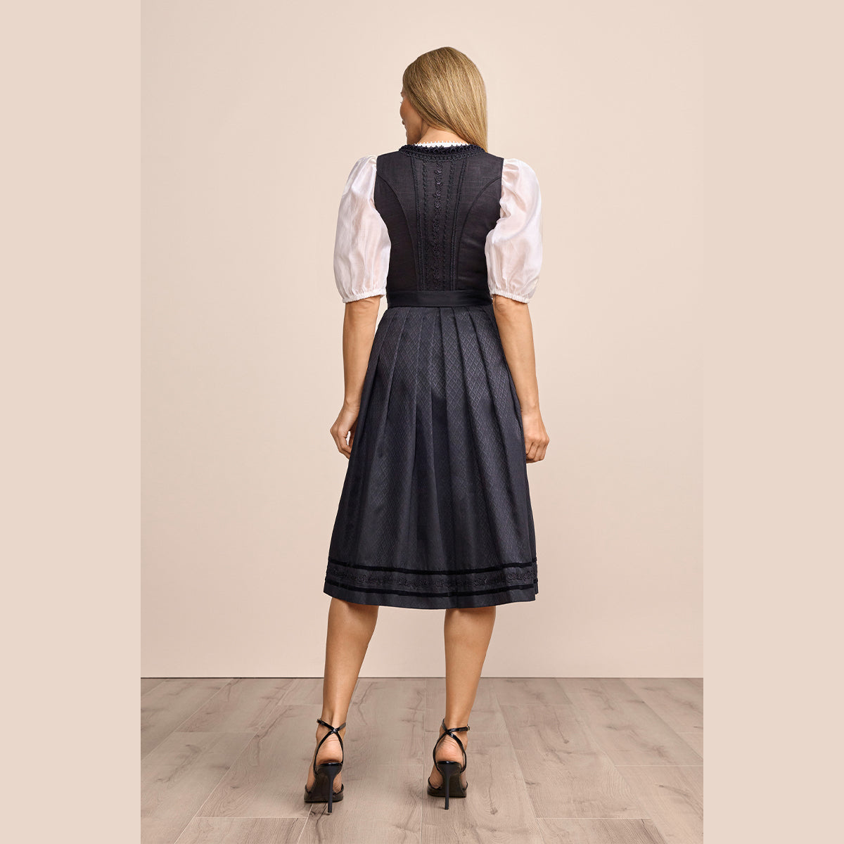 Krüger Dirndl Verity Schwarz Herz Ausschnitt 70cm Mieder Muster: Blumen, Leinen Rock Muster: Ornamente Schürzen Muster: Einfarbig Ausschnitt: Herz Ausschnitt