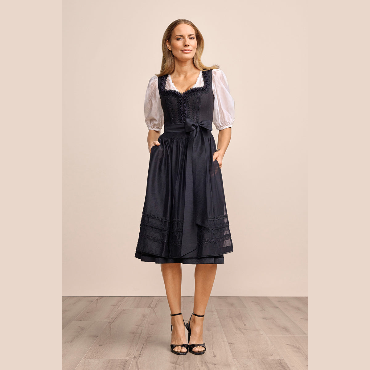 Krüger Dirndl Schwarz Verity Herz Ausschnitt 70cm - Datschi Trachten