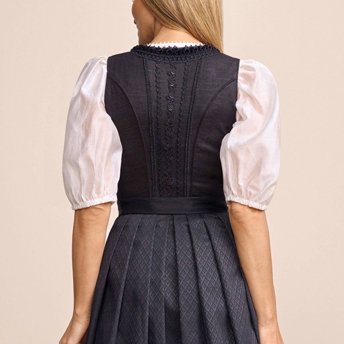 Krüger Dirndl Schwarz Verity Herz Ausschnitt 70cm - Datschi Trachten